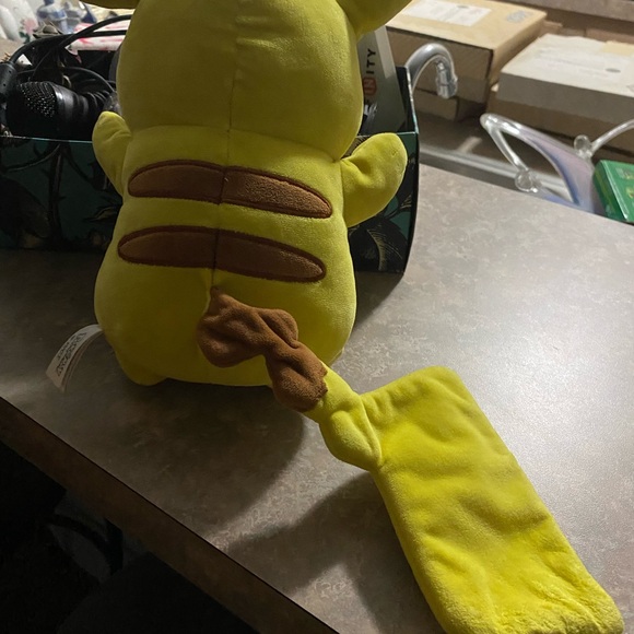 Medium size pikachu plushie - Picture 2 of 2